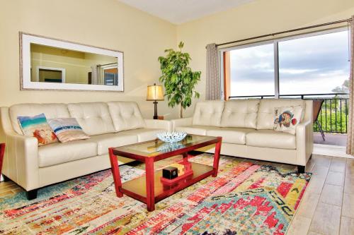 een woonkamer met twee witte banken en een tafel bij Madeira Bay Resort 508 in St Pete Beach