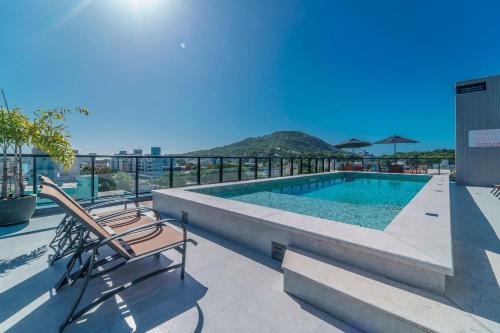 Apartamento Beira-mar Adra 102 - Apartamento no centro de Bombinhas - Finamente mobiliado e decorado - Rooftop com piscina e academia - À poucos metros da praia Menor preço em Apartamento Beira-mar Adra 102 - Apartamento no centro de Bombinhas - Finamente mobiliado e decorado - Rooftop com piscina e academia - À poucos metros da praia