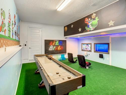 7 BDR Family Themed Home with Mario Games Room and Free Pool Heat tesisinde bir bilardo masası