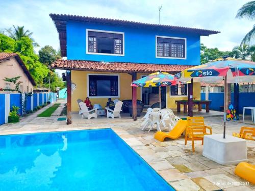 une villa avec piscine et une maison dans l'établissement Suites Areias de Porto, à Porto de Galinhas