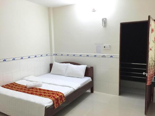 ein kleines Schlafzimmer mit 2 Betten in einem Zimmer in der Unterkunft NHÀ NGHỈ THUỲ NHUNG 1 in Phu Quoc