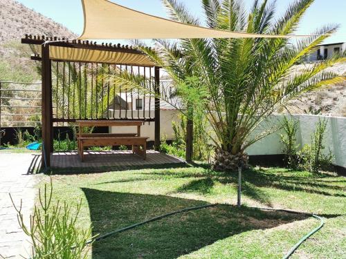 Taman di luar Achab Self Catering Tent
