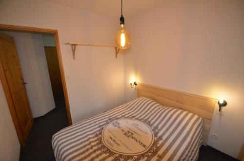 een bed met een bord erop in een kamer bij DOMAINE DU GRAND TETRAS SAMOENS in Samoëns