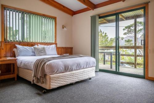 A bed or beds in a room at Freycinet Cottage 2 – Dolerite