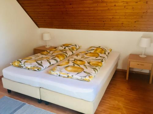 Ένα ή περισσότερα κρεβάτια σε δωμάτιο στο Summerside Apartman Harkány