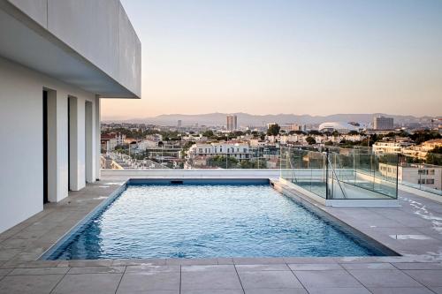- une piscine sur le côté d'un bâtiment dans l'établissement Superbe appart 3 p, 10 mn de la plage avec piscine et parking, à Marseille