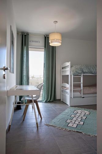 un salon avec une table et un lit dans l'établissement Superbe appart 3 p, 10 mn de la plage avec piscine et parking, à Marseille