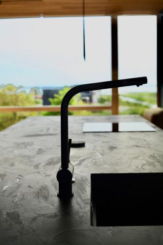 a black object sitting on top of a table at Jaukūs ART stiliaus apartamentai antrame aukšte su vaizdu į marias in Svenele