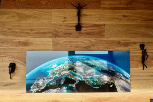 a picture of the earth on top of a table at Jaukūs ART stiliaus apartamentai antrame aukšte su vaizdu į marias in Svenele