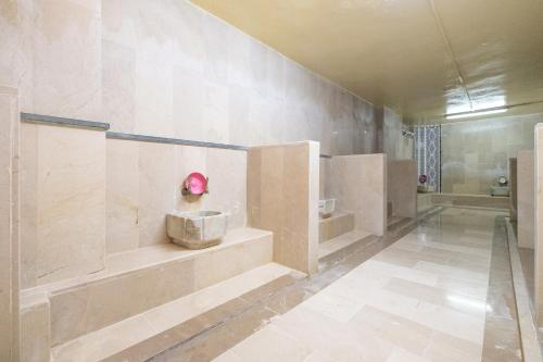 uma casa de banho com 2 lavatórios e uma banheira em Ancere Thermal Hotel & Spa 