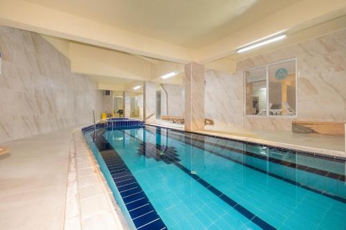 duży basen w budynku z basenem w obiekcie Ancere Thermal Hotel & Spa 