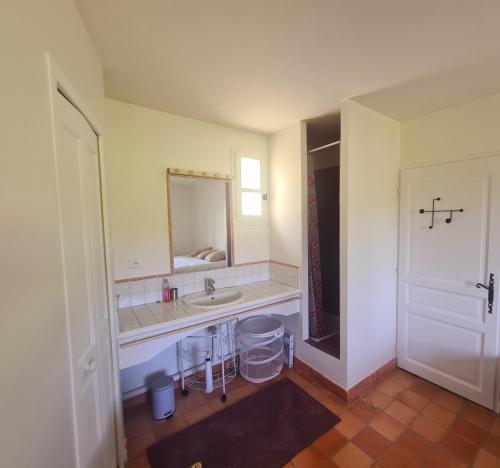 uma casa de banho com um lavatório e um espelho em SUPERBE VILLA-DOMAINE AVEC GOLF PISCINE ET TENNIS em Saint-Cyr-sur-Mer