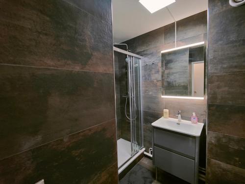 a bathroom with a sink and a shower at Charmant Studio au coeur de la Défense / Paris in Courbevoie