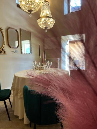 a dining room with a table with a red feather tablestration at Borgo Incantato Spoleto in Pompagnano