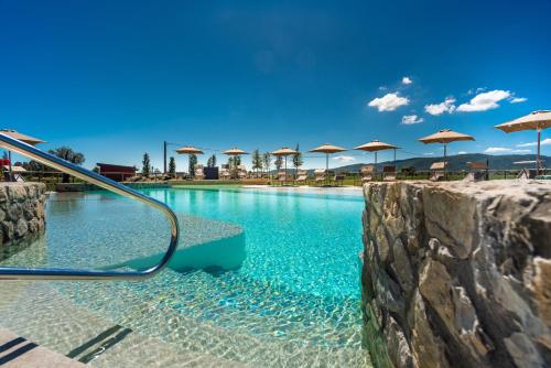 una piscina con sombrillas en un complejo en Podere Serena en Albinia