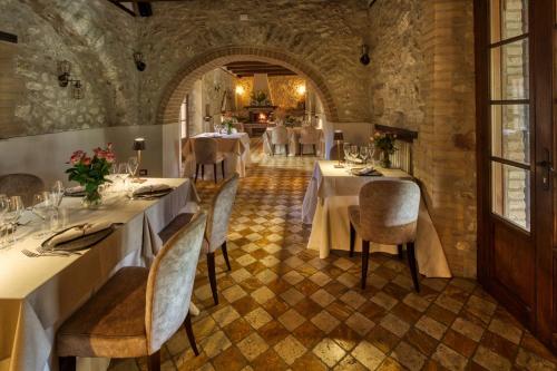 a restaurant with tables and chairs in a room at Borgo Incantato Spoleto in Pompagnano