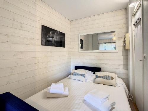 une chambre avec un lit avec deux oreillers dessus dans l'établissement Jardin Plein Sud, à Royan