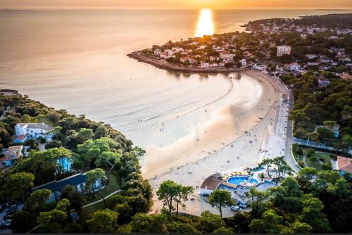 an aerial view of a beach at sunset at Calme et ensoleillée Maison au pied de la plage entre St Palais sur Mer et Royan in Vaux-sur-Mer