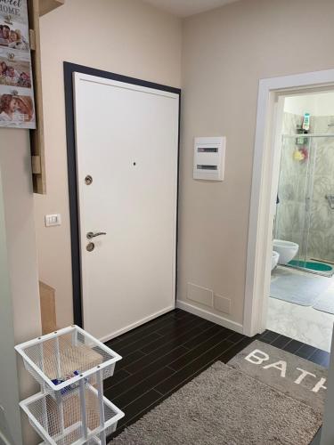 uma casa de banho com uma porta branca e um WC em Durres, Apartment at Vala Mar rezidence, Hamallaj em Durrës