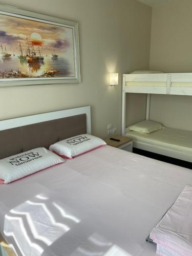um quarto com duas camas e uma pintura na parede em Durres, Apartment at Vala Mar rezidence, Hamallaj em Durrës