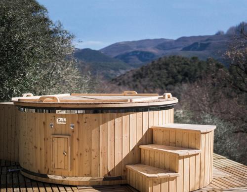 a wooden hot tub sitting on top of a wooden deck at Borgo Incantato Spoleto in Pompagnano