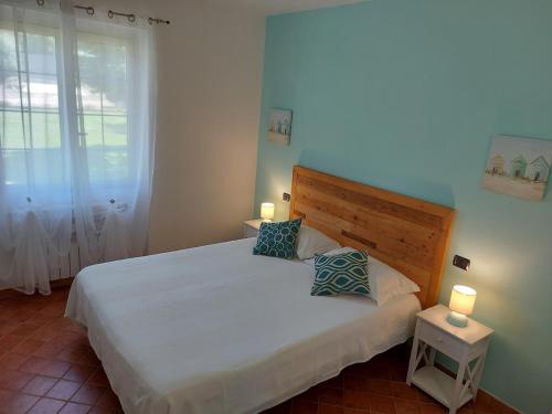 een slaapkamer met een bed met 2 kussens erop bij Villa Mimosa Tropea in Ricadi