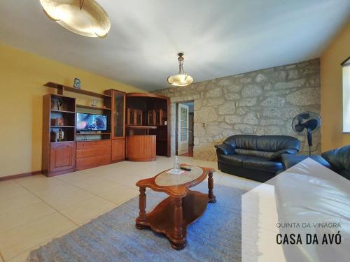 a living room with a couch and a table at Quinta da Vinagra in Tourim