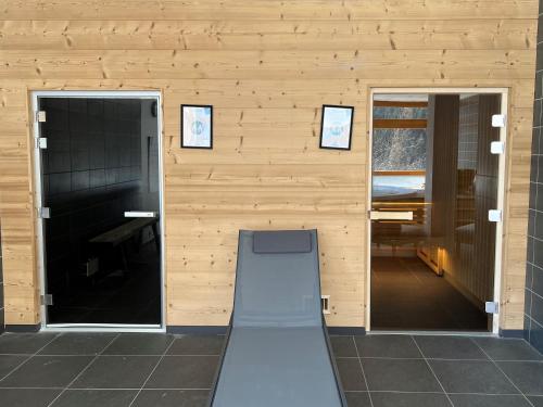Pokój z dwoma przesuwnymi drzwiami i ławką w obiekcie VAUJANYLOCATIONS - La Cabane de Maurice w mieście Vaujany