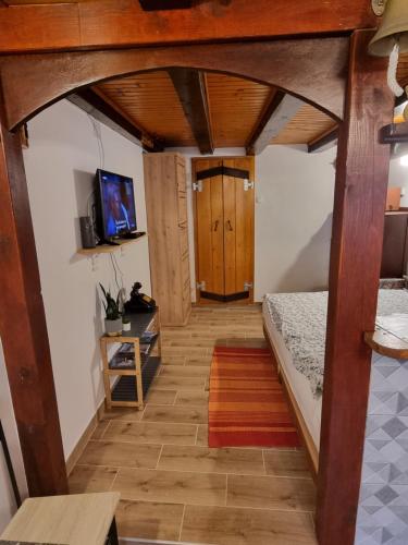 Televízia a/alebo spoločenská miestnosť v ubytovaní Studio apartment Bertolina, 50m from sea