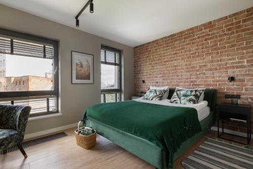 Una cama o camas en una habitación de Wine Apartment Gdynia
