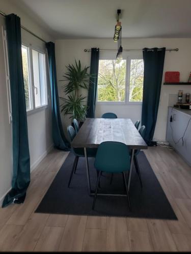 une salle à manger avec une table et deux chaises dans l'établissement La Toulranaise, à Plouescat