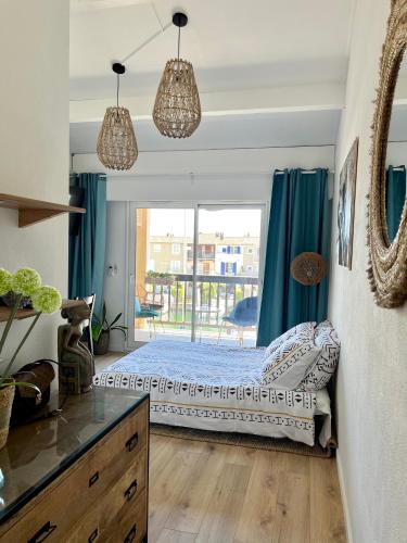 une chambre avec un lit et une grande fenêtre dans l'établissement coup de cœur, à Grimaud