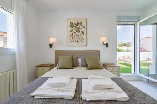 ein Schlafzimmer mit einem Bett mit zwei Handtüchern darauf in der Unterkunft Brisa del Mar - Managed by Almarina in Benissa