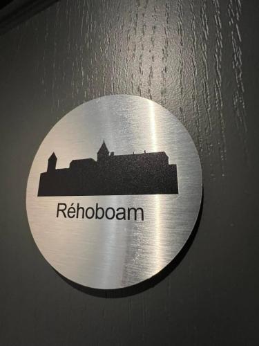a metal sign on a door with the word rehodonian at Le Petit Château in Baye