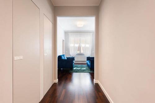 korytarz prowadzący do salonu z białymi ścianami w obiekcie Ponte Vecchio Deluxe Apartments we Florencji