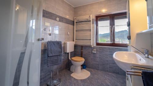 Un baño de Apartman Suhi vrh