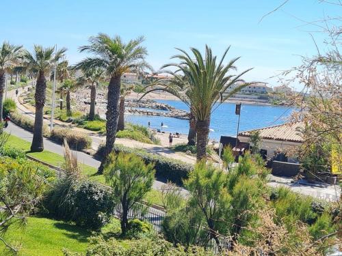 Photo de la galerie de l'établissement T2 à 200 m plages - Wi-Fi - Piscine Gratuite - Parking - Tennis - Proche Commerces - FR-1-316-146, à Six-Fours-les-Plages