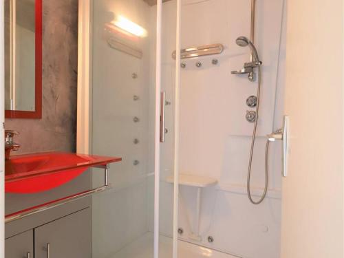 La salle de bains est pourvue d'une douche et d'un lavabo rouge. dans l'établissement Beau 2 pièces pour 5 pers. avec parking, piscine et loggia, à 400m de la plage à Palavas - FR-1-559-14, à Palavas-les-Flots