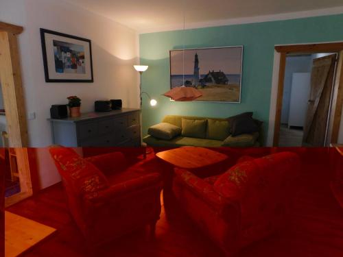 uma sala de estar com um sofá e uma mesa em Ferienhof - Rauhenberg em Wangels