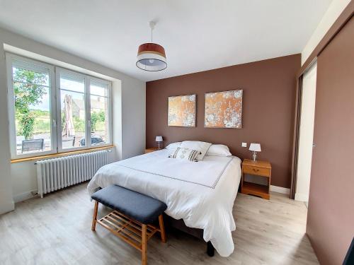 sypialnia z łóżkiem, krzesłem i oknami w obiekcie Au Mont Chez Vous #Jacuzzi et Vue Mont-St-Michel# w mieście Huisnes-sur-Mer