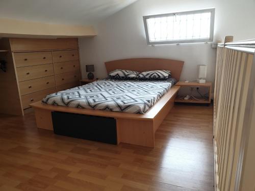 une chambre avec un lit et une fenêtre dans l'établissement Résidence Le Clos D'Azur, à Fréjus