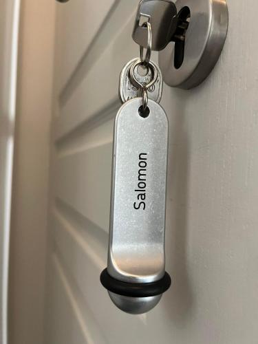 a tag on a keychain hanging on a door at Le Petit Château in Baye