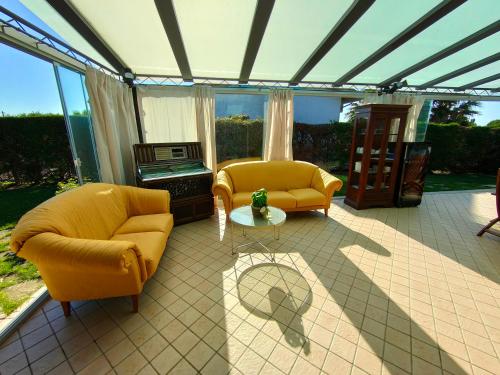 a living room with two chairs and a table at B&B Villa Letizia in San Vito Rimini