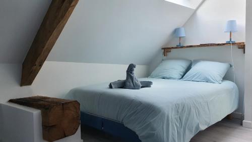 - une chambre avec un lit avec un animal rembourré dans l'établissement La Grange, à Seraincourt