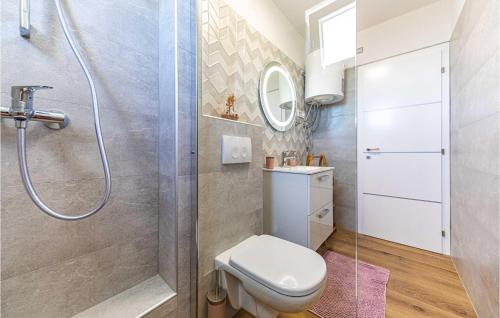 La salle de bains est pourvue d'une douche et de toilettes. dans l'établissement Awesome Apartment In Seget Donji With Wifi, à Donji Seget
