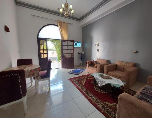 een woonkamer met een bank en een tafel bij Enjoy Luxor in Luxor