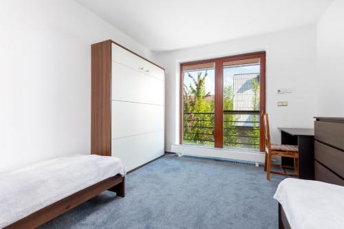 um quarto com uma cama, uma secretária e uma janela em Vila Sluneční stráň em Svoboda nad Úpou