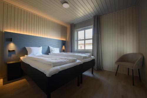 Säng eller sängar i ett rum på Grønnbuene Rorbu Hotel