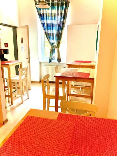 ein Esszimmer mit einem Tisch, Stühlen und einem Fenster in der Unterkunft Apartment Liesingbach in Wien
