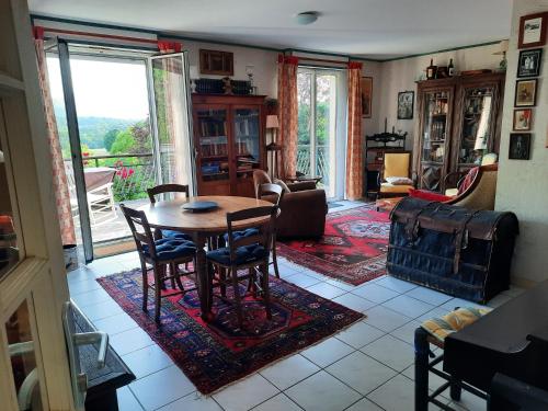 un salon avec une table et des chaises dans l'établissement Le Petit Chalet du Hérisson-Panorama Unique sur les Pyrénées !!!, à Montespan